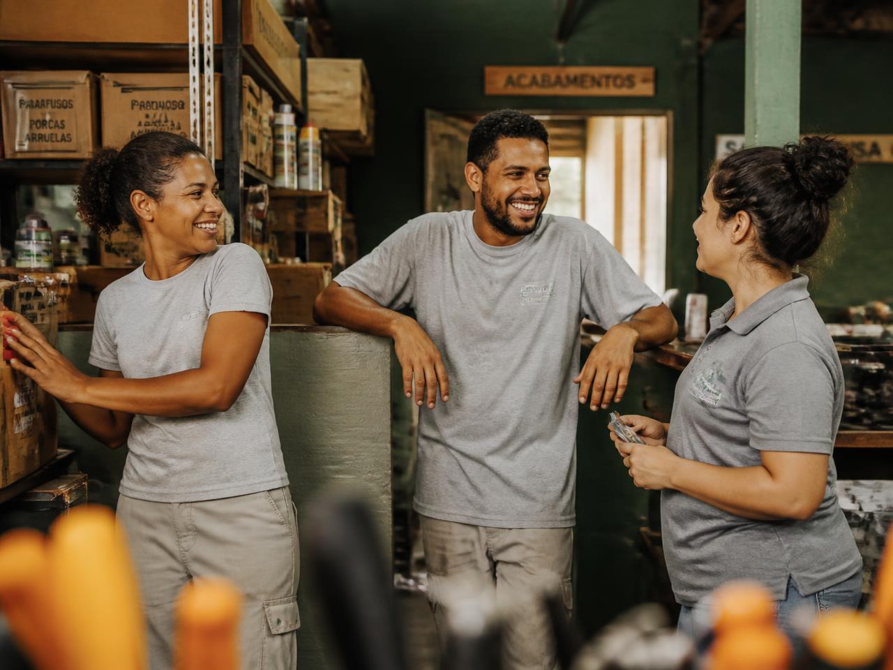 Trabalhadores com carteira assinada conversando no ambiente de trabalho